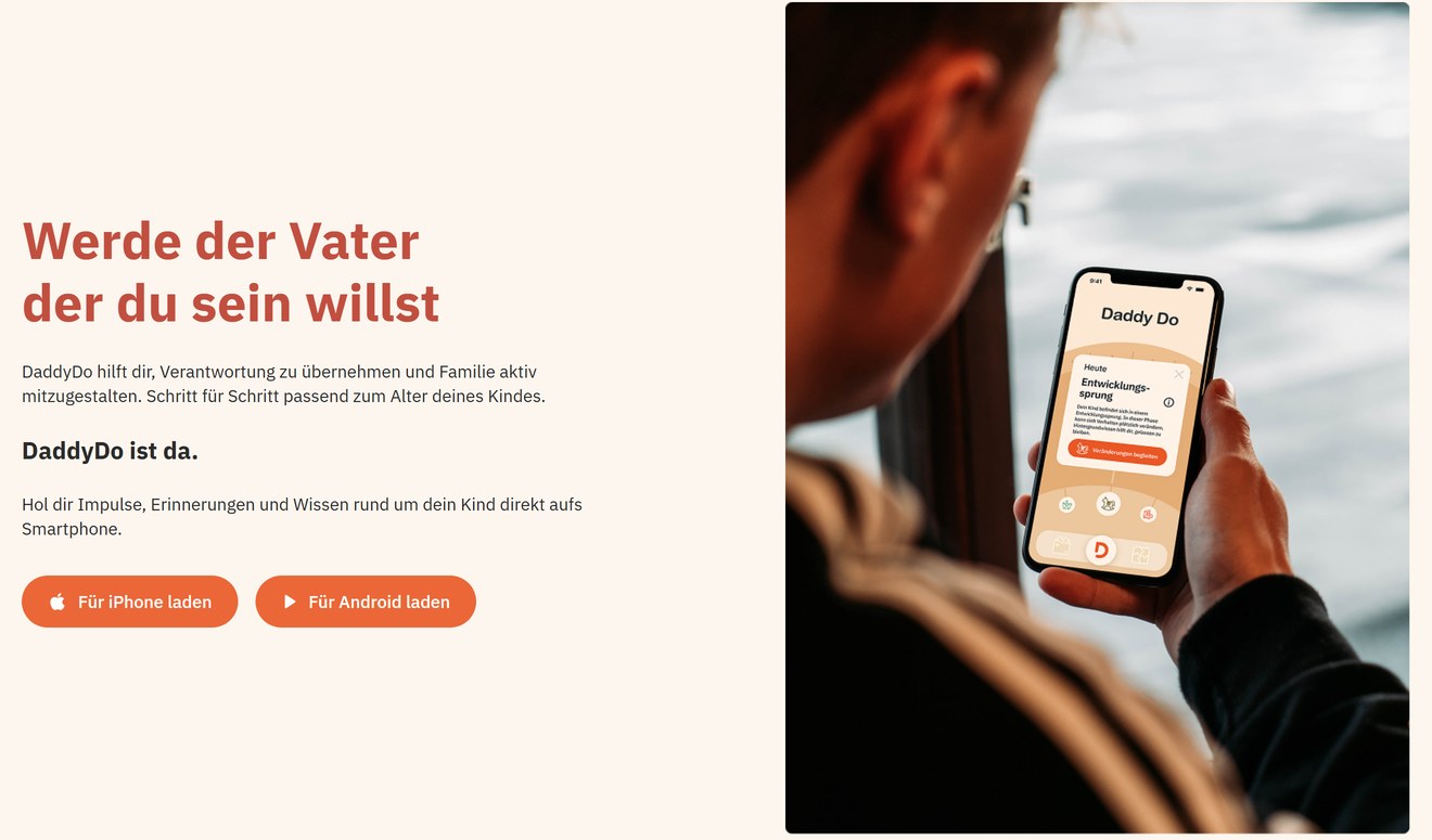 Startseite von DaddyDo: Überschrift „Werde der Vater, der du sein willst“, daneben ein Vater mit der App auf dem Handy