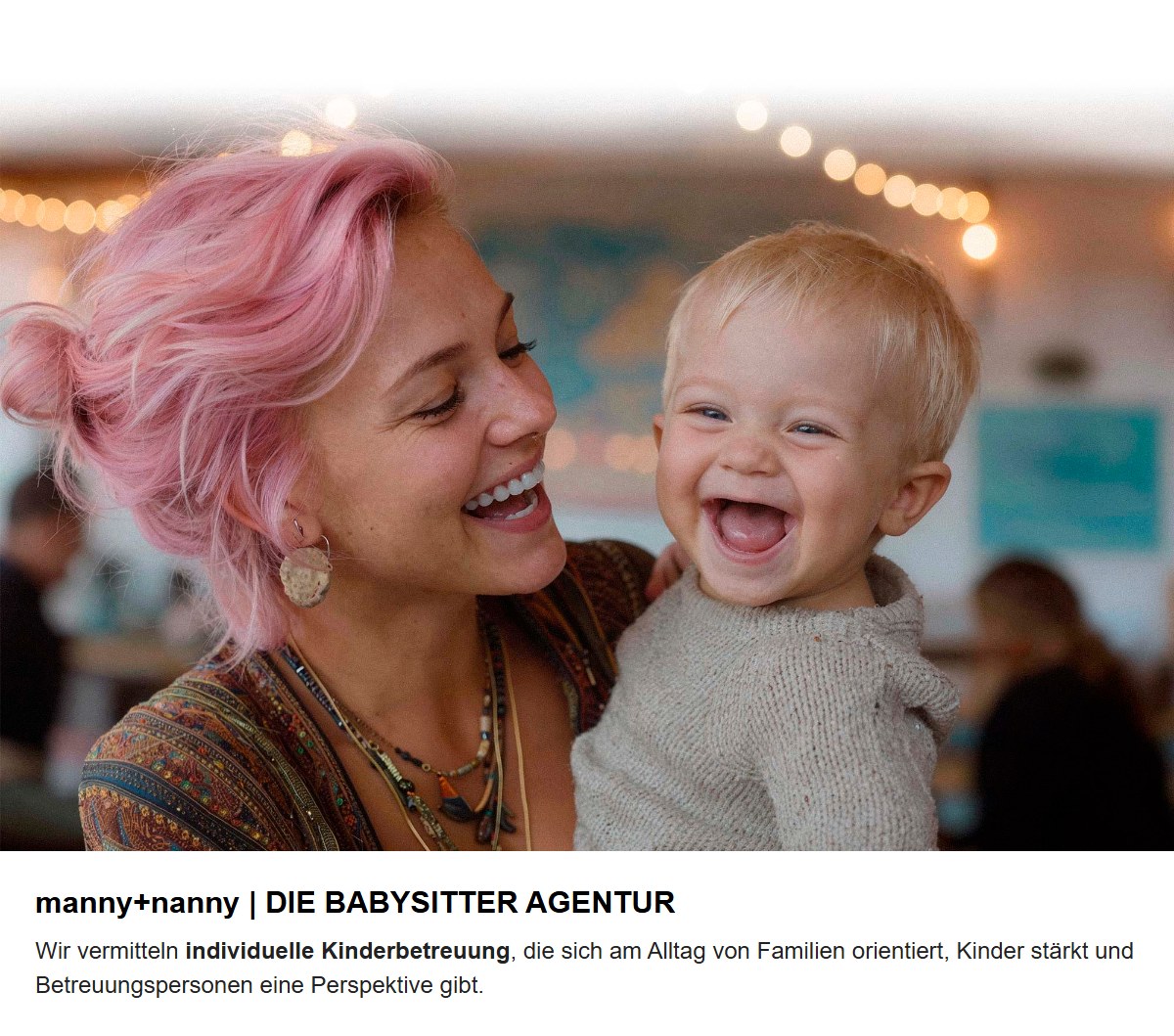 Startseite von manny+nanny, die Babysitter-Agentur: Foto einer lachenden Babysitterin mit Kleinkind, darunter die Überschrift manny+nanny | DIE BABYSITTER AGENTUR